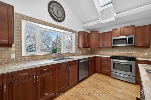 5555 Mount Albert Road, East Gwillimbury, ON - Indoor Photo Showing Kitchen With Double Sink