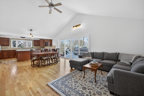 5555 Mount Albert Road, East Gwillimbury, ON - Indoor Photo Showing Living Room