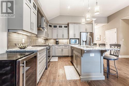 17 Stoneridge Crescent, Niagara-On-The-Lake (St. Davids), ON - Indoor Photo Showing Kitchen With Upgraded Kitchen