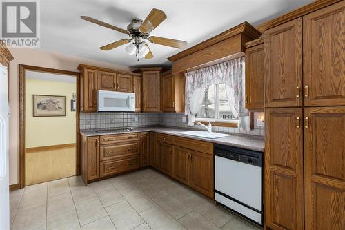 121 Pleasant Dr, Sault Ste. Marie, ON - Indoor Photo Showing Kitchen