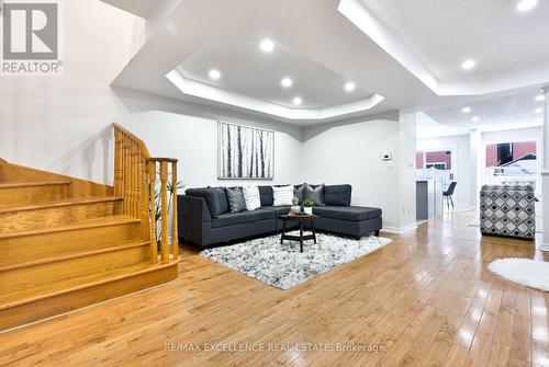 663 Macbeth Heights, Mississauga, ON - Indoor Photo Showing Living Room