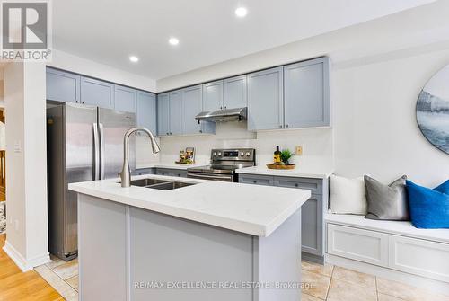 663 Macbeth Heights, Mississauga, ON - Indoor Photo Showing Kitchen With Double Sink With Upgraded Kitchen