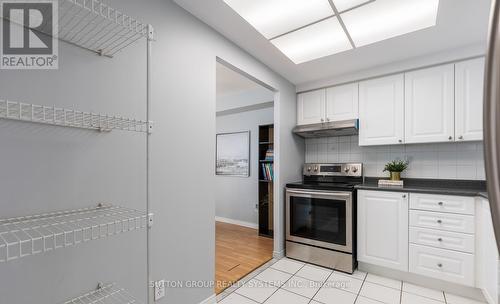 1805 - 135 Hillcrest Avenue, Mississauga, ON - Indoor Photo Showing Kitchen