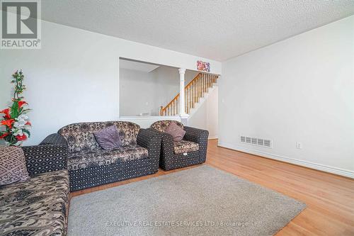 141 Chipmunk Crescent, Brampton, ON - Indoor Photo Showing Living Room