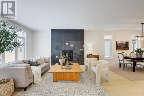 2310 Wickerson Road, London South (South K), ON - Indoor Photo Showing Living Room