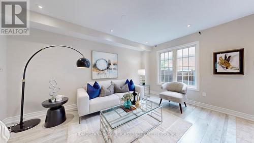 151 Amulet Crescent, Richmond Hill, ON - Indoor Photo Showing Living Room