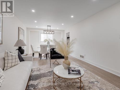 9 Eastman Crescent, Newmarket, ON - Indoor Photo Showing Living Room