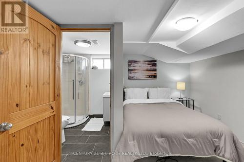 14 St Vincent Street, Barrie, ON - Indoor Photo Showing Bedroom