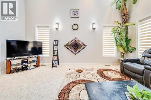 460 Shoreview Circle, Windsor, ON - Indoor Photo Showing Living Room