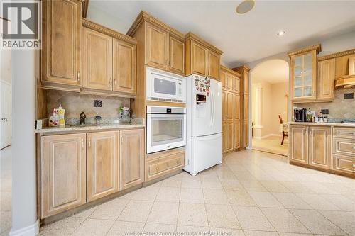 460 Shoreview Circle, Windsor, ON - Indoor Photo Showing Kitchen