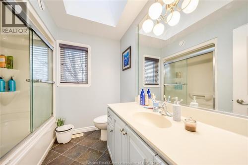 460 Shoreview Circle, Windsor, ON - Indoor Photo Showing Bathroom