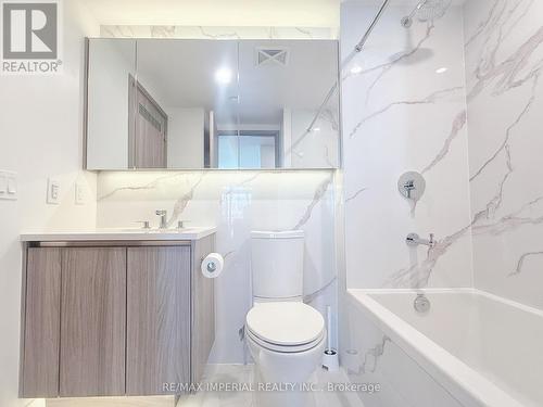 4005 - 1 Concord Cityplace Way, Toronto, ON - Indoor Photo Showing Bathroom