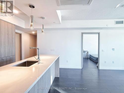 4005 - 1 Concord Cityplace Way, Toronto, ON - Indoor Photo Showing Kitchen