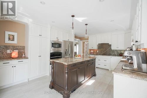 3530 Kingbird Court, Mississauga, ON - Indoor Photo Showing Kitchen With Upgraded Kitchen
