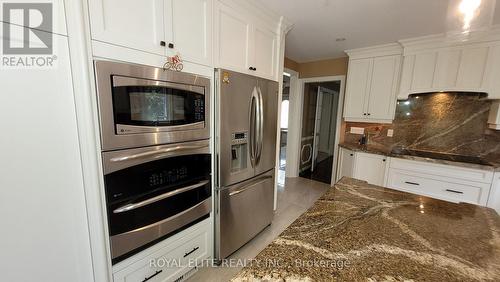 3530 Kingbird Court, Mississauga, ON - Indoor Photo Showing Kitchen