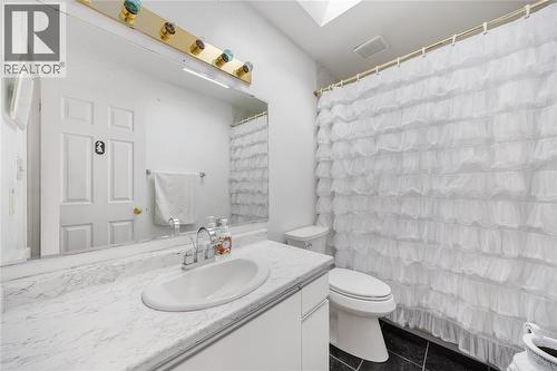 218 Oakburne Place, Sarnia, ON - Indoor Photo Showing Bathroom