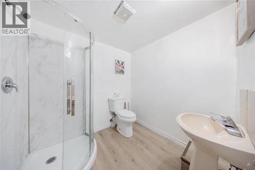 218 Oakburne Place, Sarnia, ON - Indoor Photo Showing Bathroom