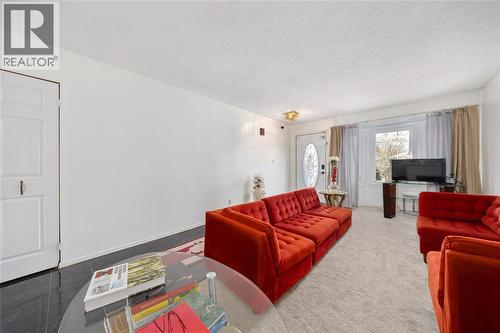 218 Oakburne Place, Sarnia, ON - Indoor Photo Showing Living Room