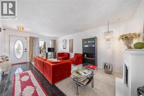 218 Oakburne Place, Sarnia, ON - Indoor Photo Showing Living Room