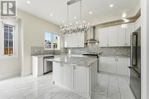 18 Landview Road, Brampton, ON - Indoor Photo Showing Kitchen With Upgraded Kitchen