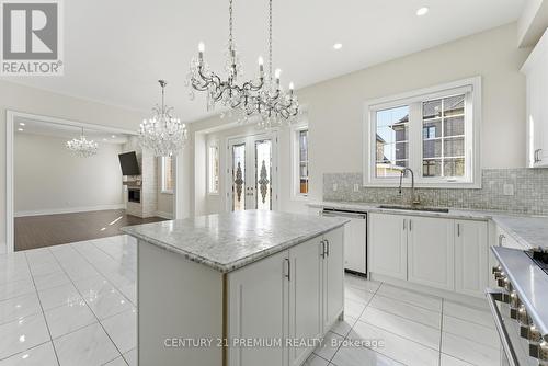 18 Landview Road, Brampton, ON - Indoor Photo Showing Kitchen With Upgraded Kitchen