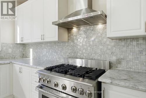 18 Landview Road, Brampton, ON - Indoor Photo Showing Kitchen With Upgraded Kitchen