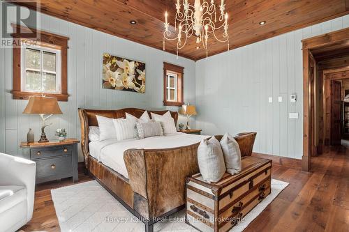 1074 Tally Ho Winter Park Road, Lake Of Bays (Sinclair), ON - Indoor Photo Showing Bedroom