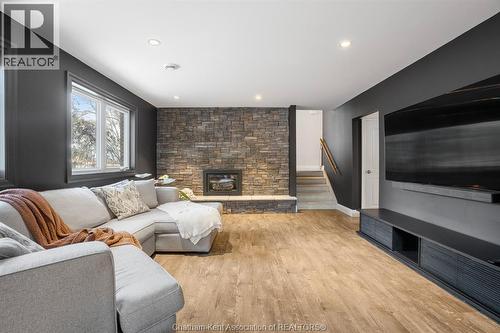 32 Lynnwood Drive, Chatham, ON - Indoor Photo Showing Living Room With Fireplace