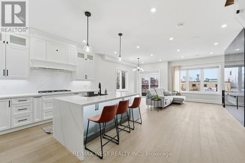 922 Fourth Street, Mississauga, ON - Indoor Photo Showing Kitchen With Upgraded Kitchen