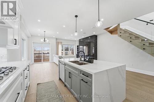 922 Fourth Street, Mississauga, ON - Indoor Photo Showing Kitchen With Double Sink With Upgraded Kitchen