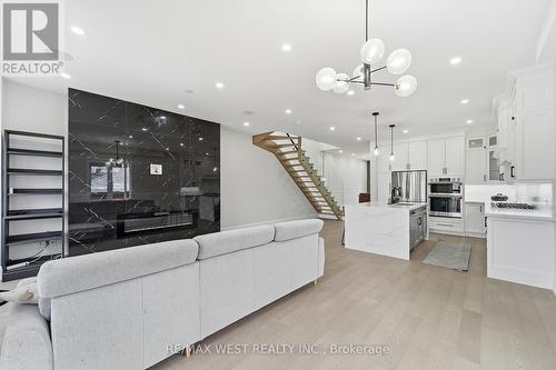 922 Fourth Street, Mississauga, ON - Indoor Photo Showing Other Room