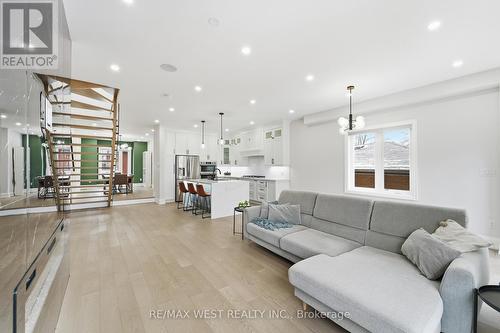 922 Fourth Street, Mississauga, ON - Indoor Photo Showing Living Room