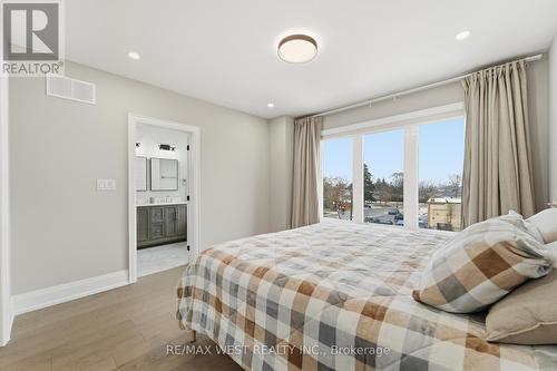 922 Fourth Street, Mississauga, ON - Indoor Photo Showing Bedroom