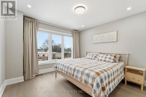 922 Fourth Street, Mississauga, ON - Indoor Photo Showing Bedroom