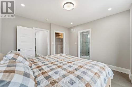 922 Fourth Street, Mississauga, ON - Indoor Photo Showing Bedroom