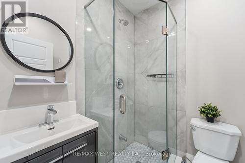 922 Fourth Street, Mississauga, ON - Indoor Photo Showing Bathroom