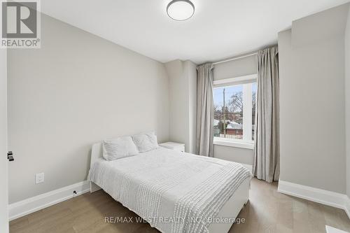 922 Fourth Street, Mississauga, ON - Indoor Photo Showing Bedroom