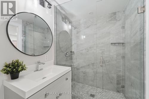 922 Fourth Street, Mississauga, ON - Indoor Photo Showing Bathroom