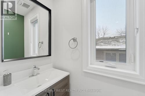 922 Fourth Street, Mississauga, ON - Indoor Photo Showing Bathroom