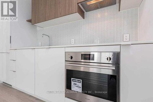 634 - 161 Roehampton Avenue, Toronto, ON - Indoor Photo Showing Kitchen