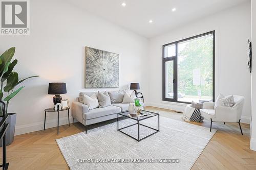 957 Dormer Street, Mississauga, ON - Indoor Photo Showing Living Room