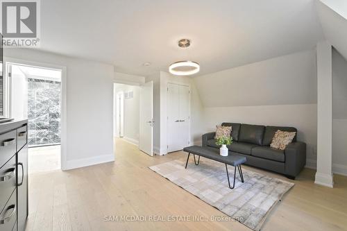 11B Maple Avenue N, Mississauga, ON - Indoor Photo Showing Living Room