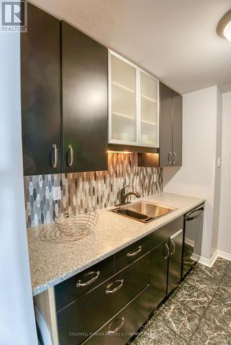 1105 - 556 Laurier Avenue W, Ottawa, ON - Indoor Photo Showing Kitchen