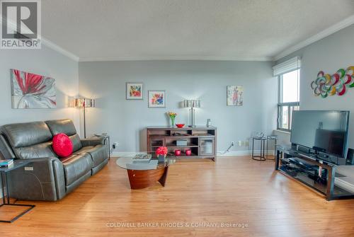1105 - 556 Laurier Avenue W, Ottawa, ON - Indoor Photo Showing Living Room