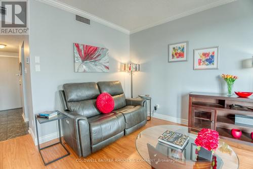 1105 - 556 Laurier Avenue W, Ottawa, ON - Indoor Photo Showing Living Room