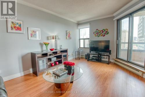 1105 - 556 Laurier Avenue W, Ottawa, ON - Indoor Photo Showing Living Room