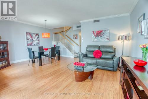 1105 - 556 Laurier Avenue W, Ottawa, ON - Indoor Photo Showing Living Room