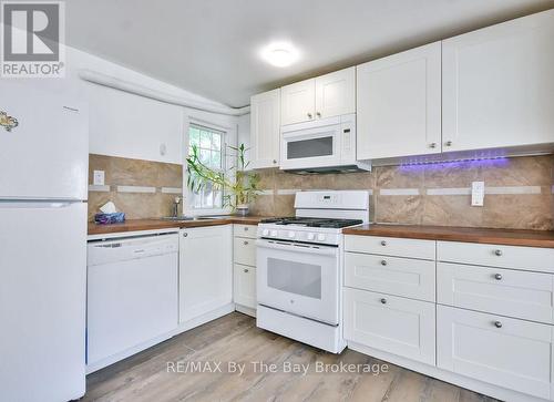 1 - 1067 Mosley Street, Wasaga Beach, ON - Indoor Photo Showing Kitchen