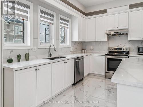 425 Threshing Mill Boulevard, Oakville (Jm Joshua Meadows), ON - Indoor Photo Showing Kitchen With Double Sink