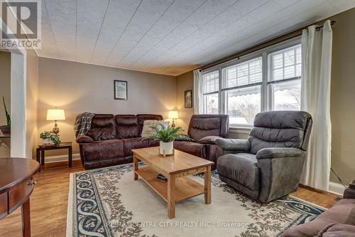 6745 Richmond Road, Malahide (Calton), ON - Indoor Photo Showing Living Room